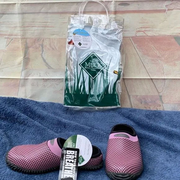 NIB ladies garden clogs size 4 from the Original Muck Boot Company