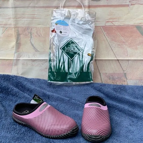 NIB ladies garden clogs size 4 from the Original Muck Boot Company