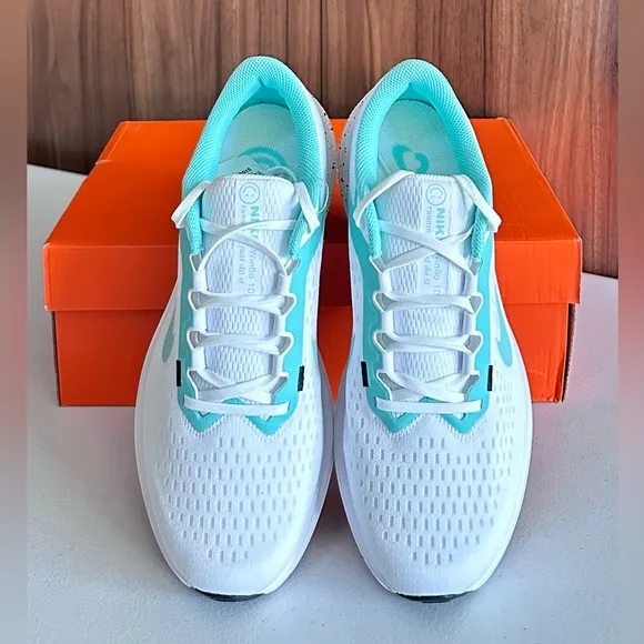 NIB. Nike W Air Winflo 10 Women's RoadRunning Shoes Size 10