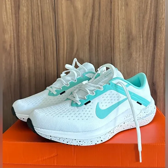 NIB. Nike W Air Winflo 10 Women's RoadRunning Shoes Size 10