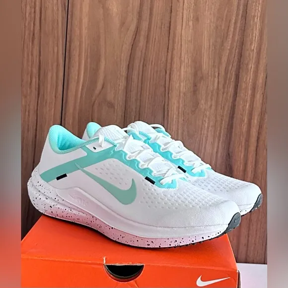 NIB. Nike W Air Winflo 10 Women's RoadRunning Shoes Size 10