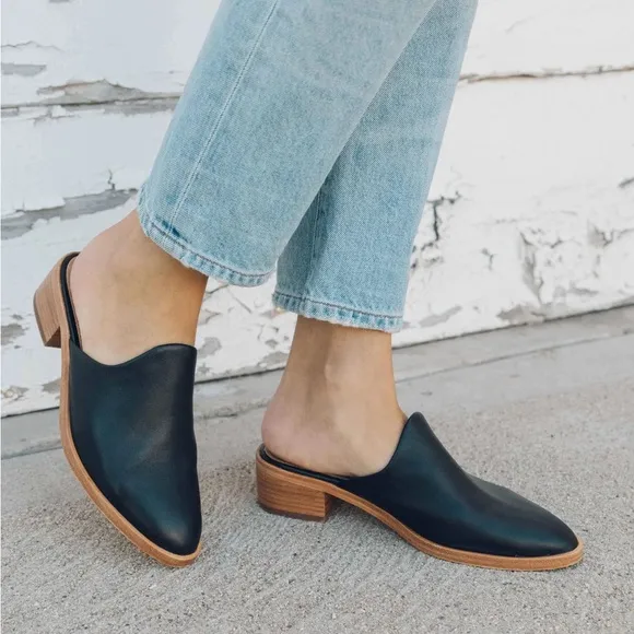 NIB SOLUDOS black leather Venetian mules size 5.5