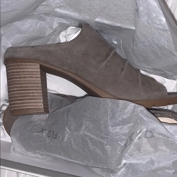 NIB The Flexx Aim To Pleat Gray Mules Heels sz 9