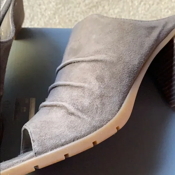 NIB The Flexx Aim To Pleat Gray Mules Heels sz 9