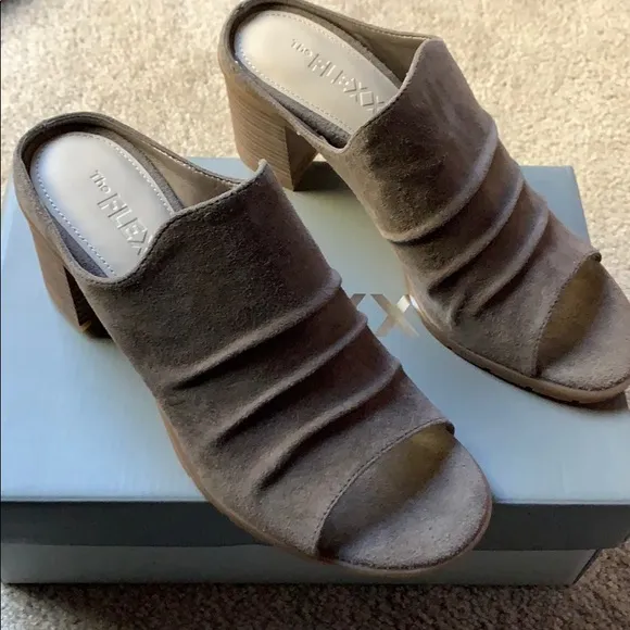 NIB The Flexx Aim To Pleat Gray Mules Heels sz 9