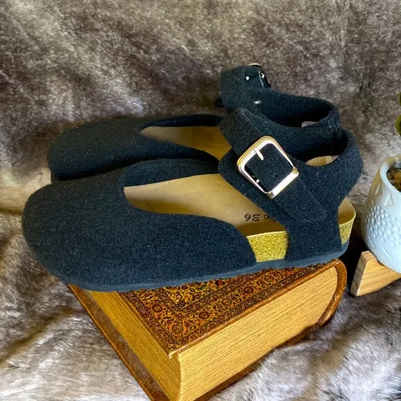 NIB Women’s Mary Jane Closed Toe Shoe size 36