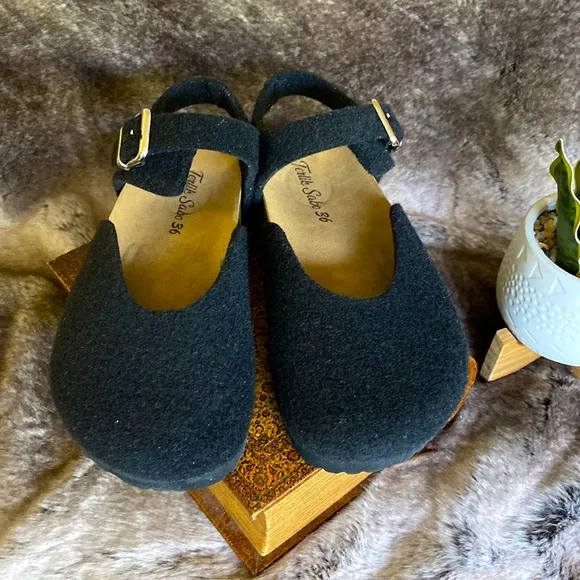 NIB Women’s Mary Jane Closed Toe Shoe size 36