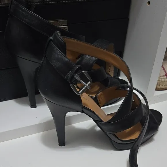 Nine West Black Strappy Heels with Modern Design