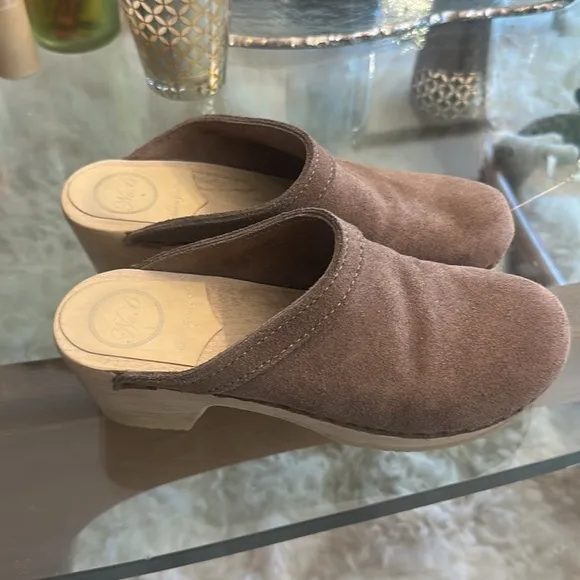 No 6 Wear In Good Health Clogs Mid Heel Light Brown Suede Slip On