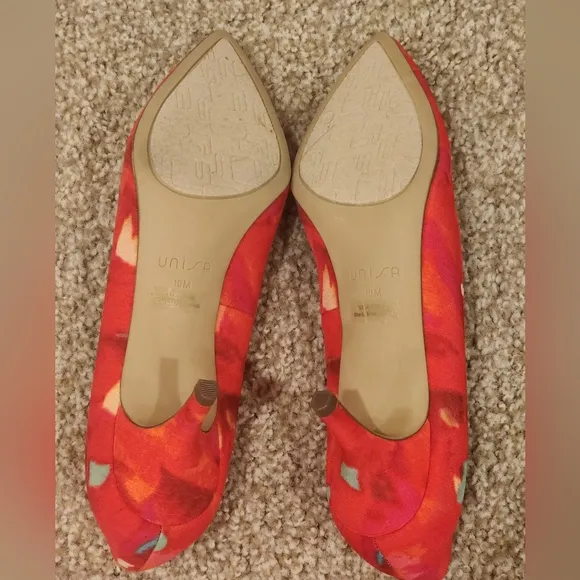 NWOT UNISA bright red pointed toe heels