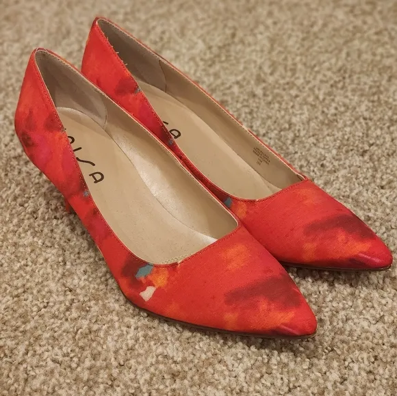 NWOT UNISA bright red pointed toe heels