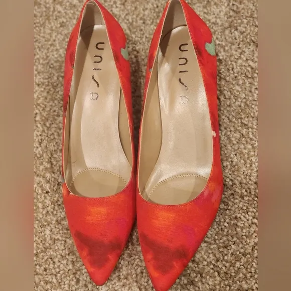 NWOT UNISA bright red pointed toe heels