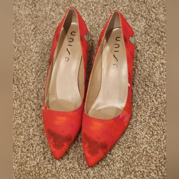 NWOT UNISA bright red pointed toe heels