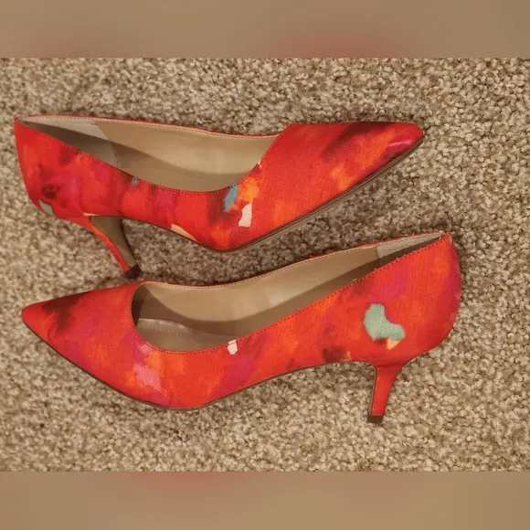NWOT UNISA bright red pointed toe heels