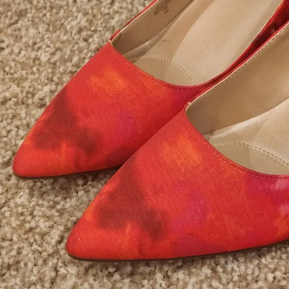 NWOT UNISA bright red pointed toe heels