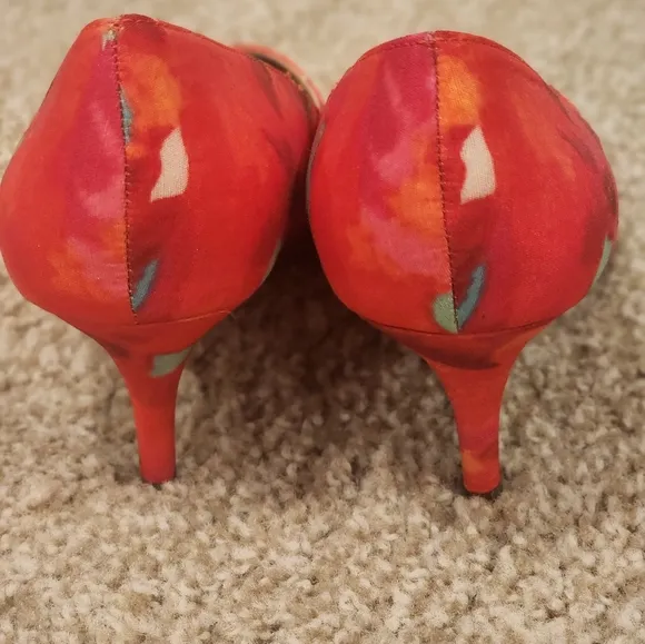 NWOT UNISA bright red pointed toe heels