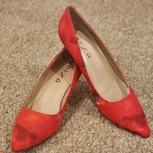 NWOT UNISA bright red pointed toe heels