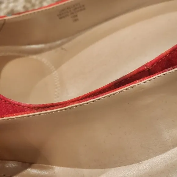 NWOT UNISA bright red pointed toe heels