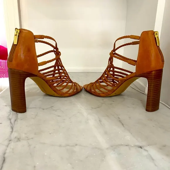 NWOT VINCE CAMUTO Ariah Strappy Sandal Heels