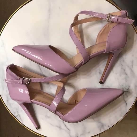 NWT Gorgeous lilac strappy pointed toe heels