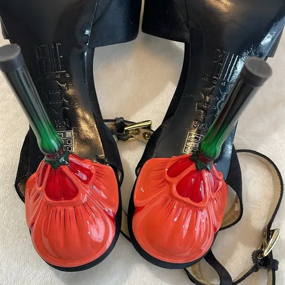 PELLE MODA SIZE 9.5M Black Strappy Heels