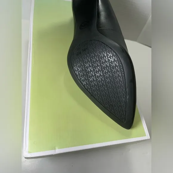 pointed toe pumps