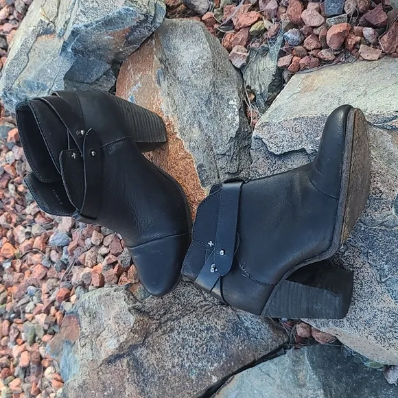 rag &amp; bone Harrow Black Pebbled Leather Ankle Booties Boots 37.5 7 Moto Strappy