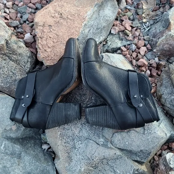 rag &amp; bone Harrow Black Pebbled Leather Ankle Booties Boots 37.5 7 Moto Strappy