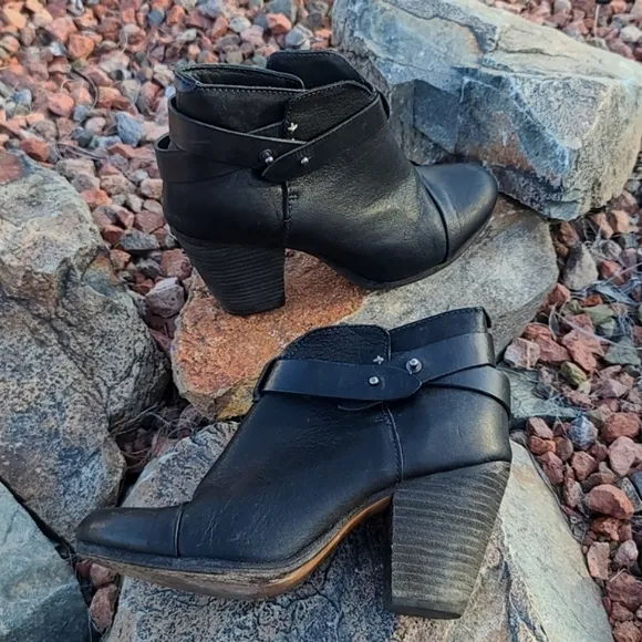 rag &amp; bone Harrow Black Pebbled Leather Ankle Booties Boots 37.5 7 Moto Strappy