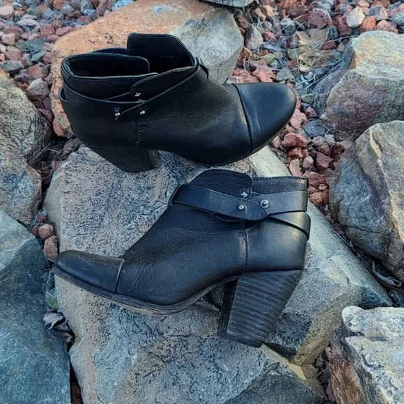 rag &amp; bone Harrow Black Pebbled Leather Ankle Booties Boots 37.5 7 Moto Strappy