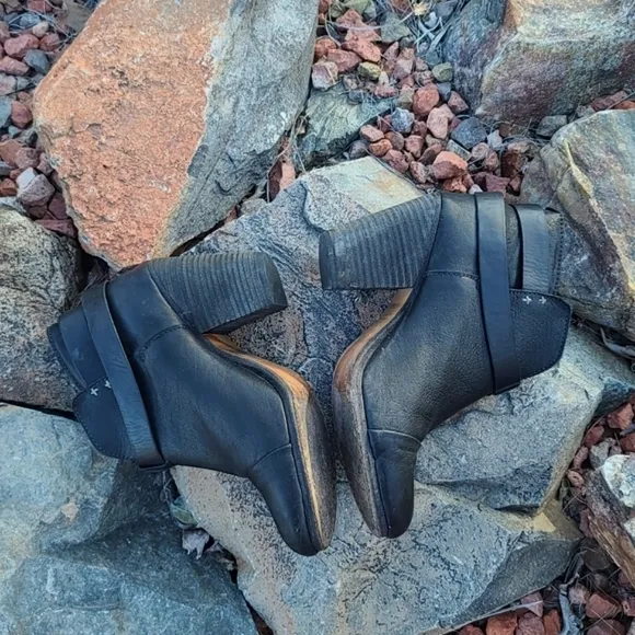 rag &amp; bone Harrow Black Pebbled Leather Ankle Booties Boots 37.5 7 Moto Strappy
