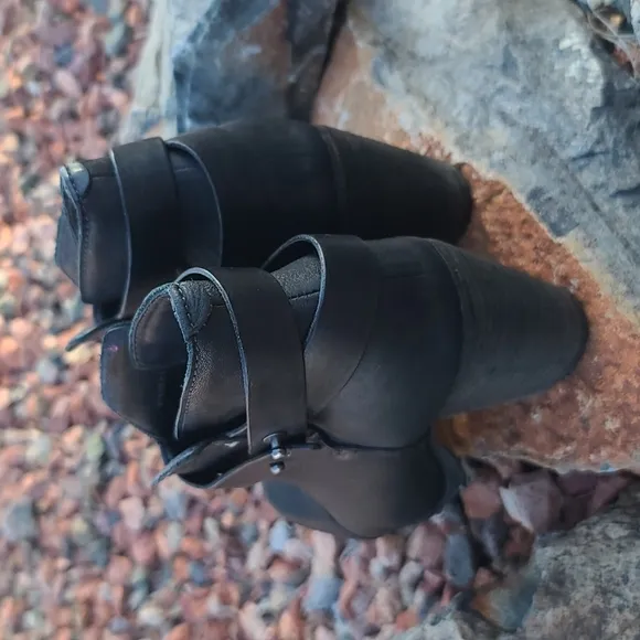 rag &amp; bone Harrow Black Pebbled Leather Ankle Booties Boots 37.5 7 Moto Strappy