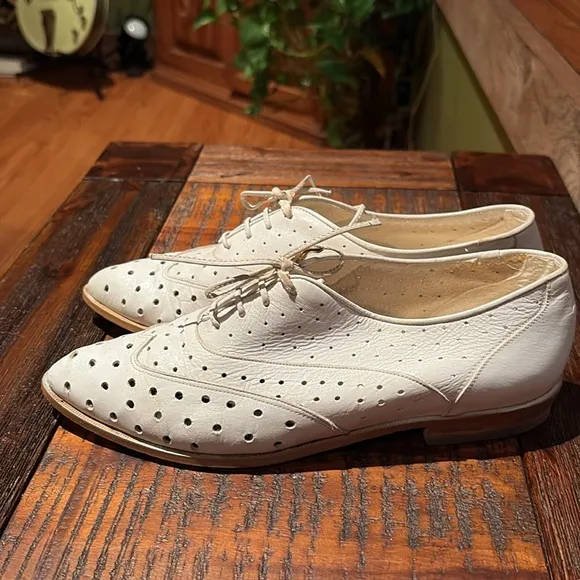 Rare Vintage 80s Women's White Perforated Lace-Up Leather Shoes Italy sz 7.5 Pl