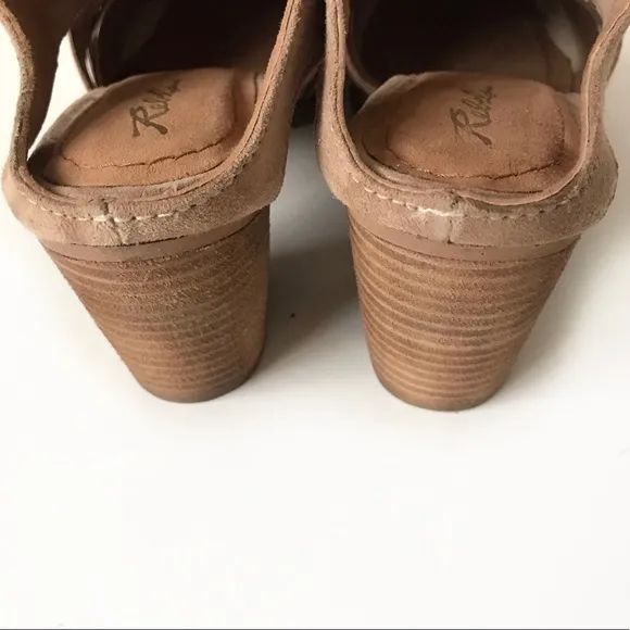 Rebels tan leather mules