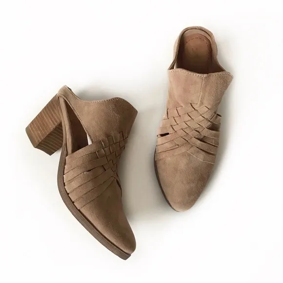 Rebels tan leather mules