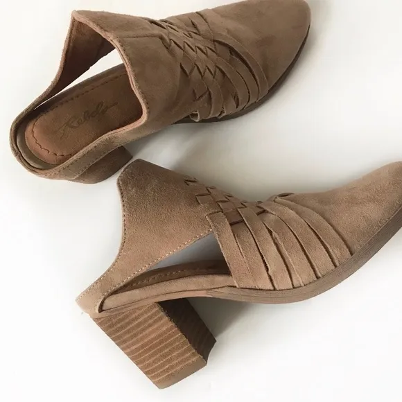 Rebels tan leather mules