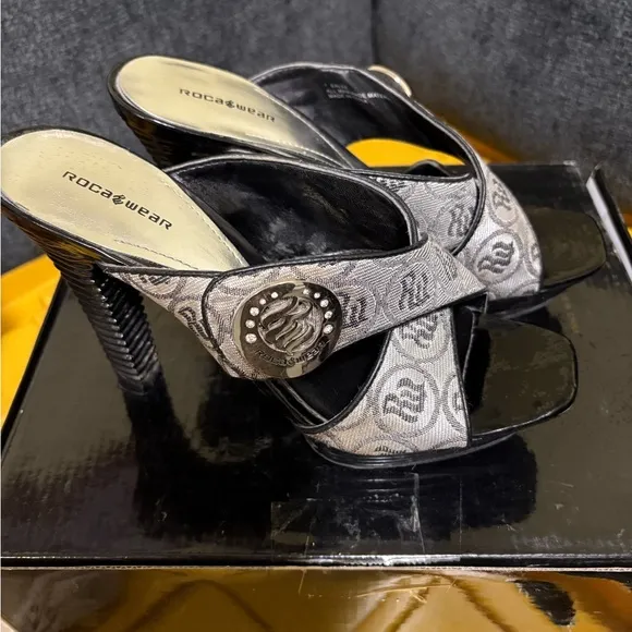 Rocawear Black and Gray Heeled Mules with Textured Elegance