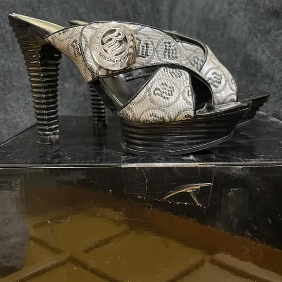 Rocawear Black and Gray Heeled Mules with Textured Elegance