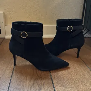 Saks Fifth Avenue Heeled Boot Booties Suede Black Ankle Heels 8.5 Pointed Toe