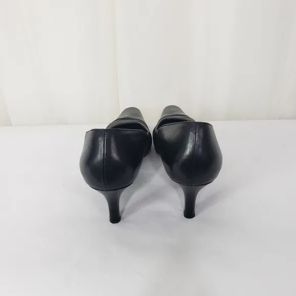 Salvatore Ferragamo black leather patent pointed toe pump heel 9 2A