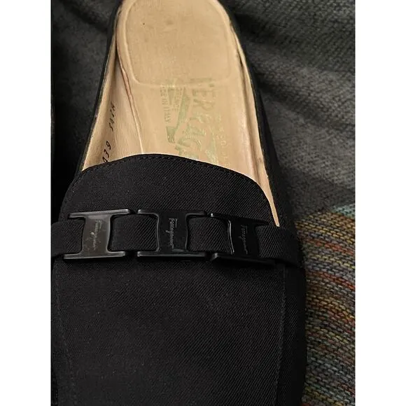 SALVATORE FERRAGAMO BLACK PEAU DE SOIE SLIDE WITH METAL BUCKLE ACCENT 91/2 2A