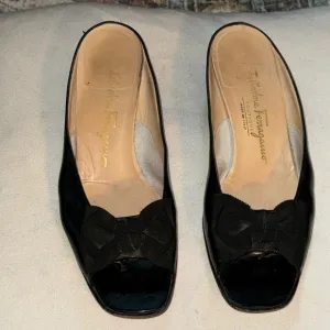 SALVATORE FERRAGAMO Boutique Black Patent Leather Open Toe Mules Bow detail 8.5