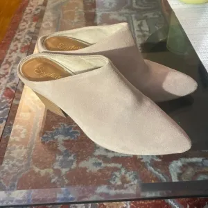 Seychelles mules in good condition, size7