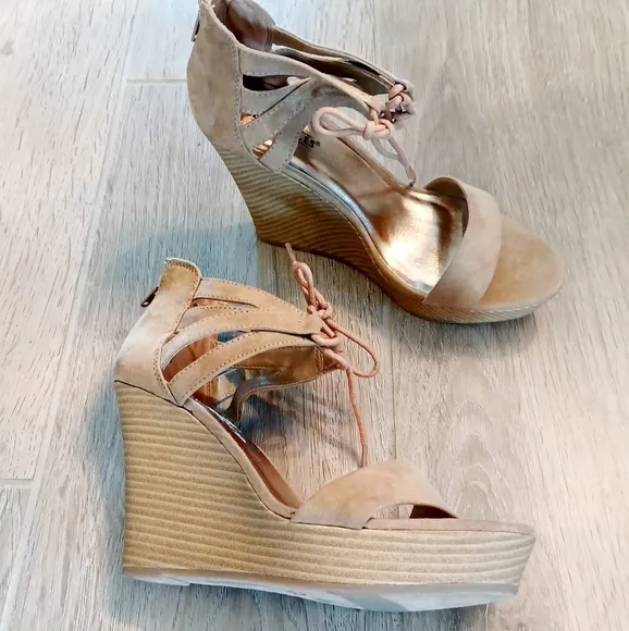Seychelles Women's Wedge Suede Strappy Oak 4&quot; Heels Size 8M Like New Condition