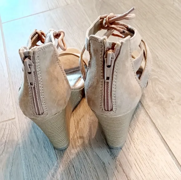 Seychelles Women's Wedge Suede Strappy Oak 4&quot; Heels Size 8M Like New Condition
