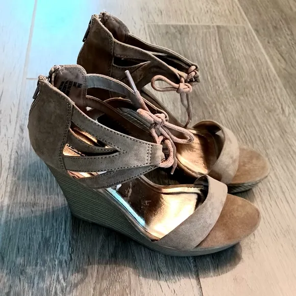 Seychelles Women's Wedge Suede Strappy Oak 4&quot; Heels Size 8M Like New Condition