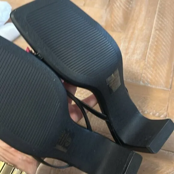 Soda Gadget Thong Square Toe Heels Sandals in Black