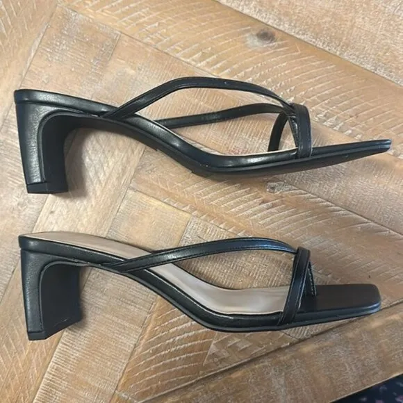 Soda Gadget Thong Square Toe Heels Sandals in Black