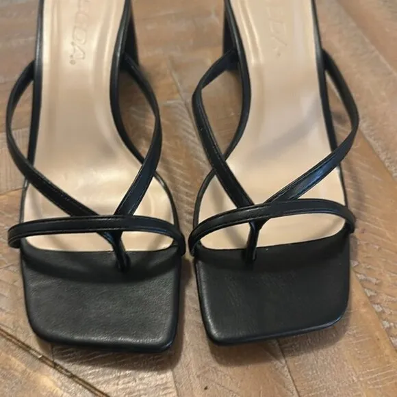 Soda Gadget Thong Square Toe Heels Sandals in Black