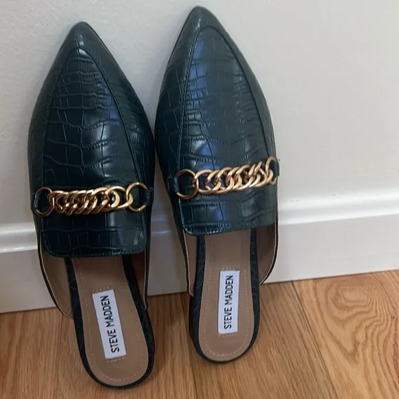 Steve Madden SZ 8M forever chain pointed toe mules .